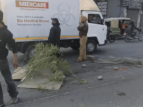 लुधियाना में ढोलेवाल पुल पर हुए सड़क हादसे के बाद पड़ी व्यक्ति की जमीन पर लाश और ट्रैफिक निकलवाते पुलिस कर्मी।