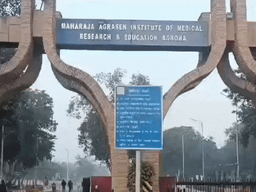 दोनों को अग्रोहा मेडिकल कॉलेज के इमरजेंसी विभाग में भर्ती कराया गया।