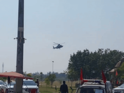 सुप्रीम कोर्ट के मुख्य न्यायाधीश जस्टिस सूर्यकांत का हेलिकॉप्टर उतरते हुए।