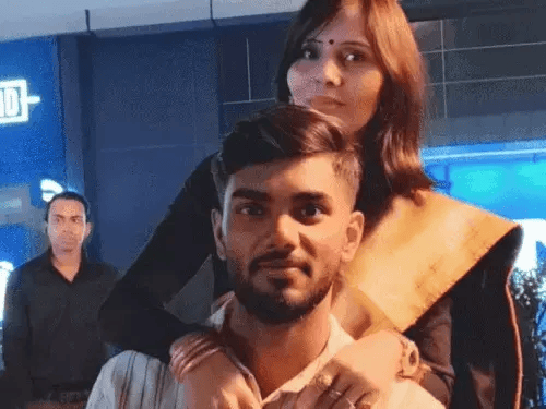 क्रिकेटर कनिष्क चौहान अपनी मां सरीता चौहान के साथ।