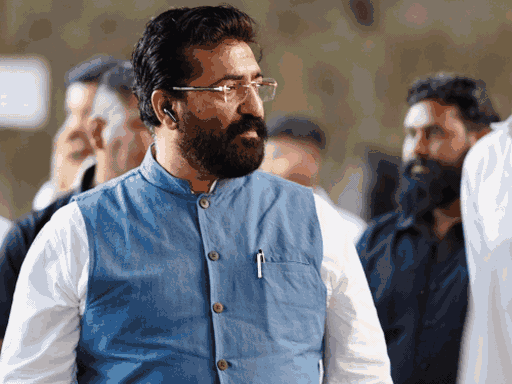 सोशल मीडिया पर पोस्ट की गई विक्रम की तस्वीरें।