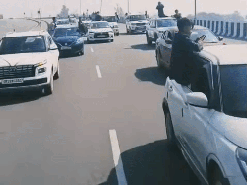 लखनऊ के एसआर कॉलेज की फेयरवेल पार्टी में छात्रों ने खतरनाक स्टंट किया।