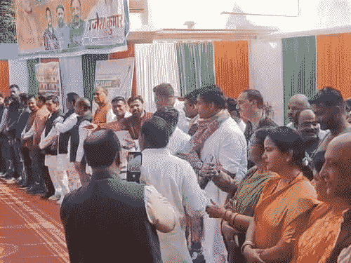 सांसद रवि किशन के पहुंचने पर लोग उनके साथ सेल्फी लेने लगे।