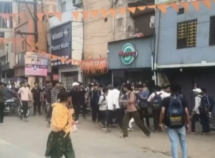 बाजार में मारपीट करते हुए नाबालिग।