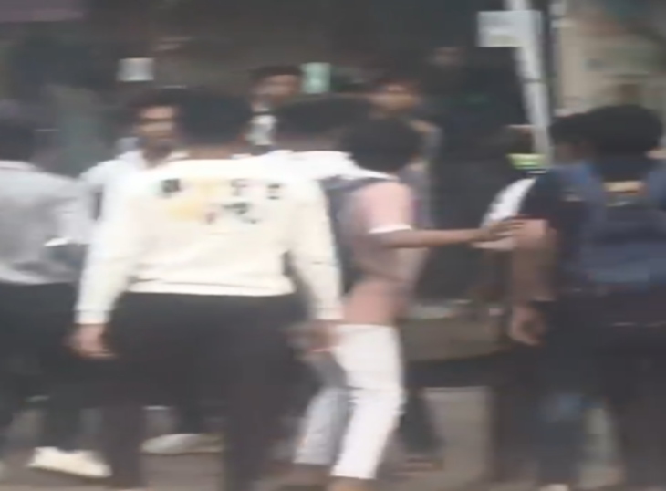 बाजार में मारपीट करते हुए नाबालिग।