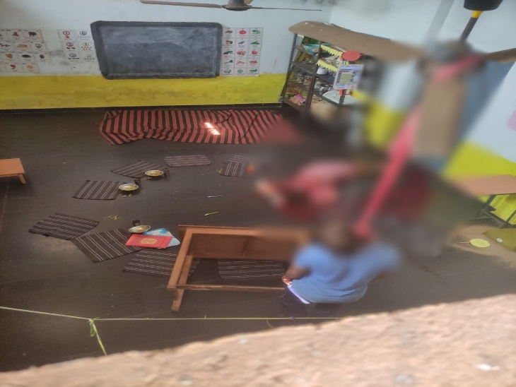 हत्या के बाद आरोपी पंखे से लटककर आत्महत्या कर ली।