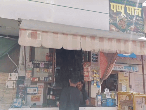 देर रात चोरों ने ताले तोड़कर 23 हजार नगदी और अन्य सामान चोरी कर लिया।