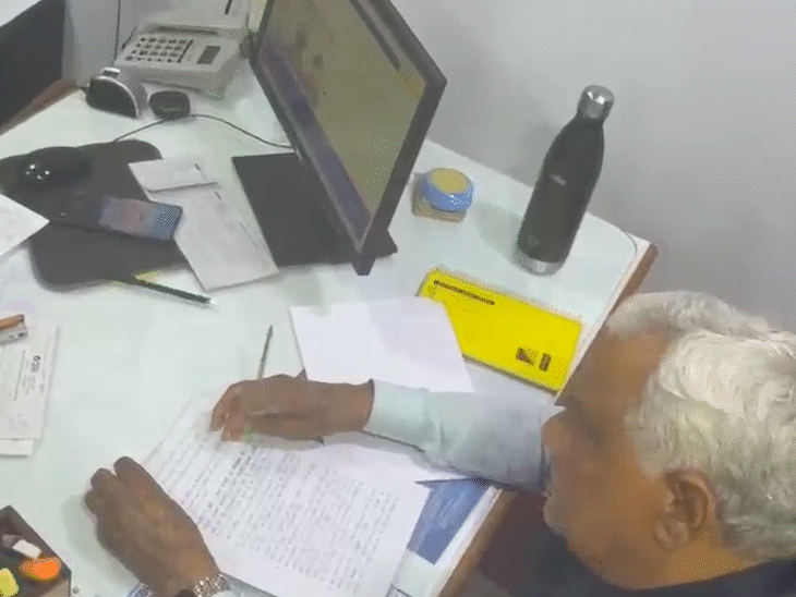 सरकार की महत्वाकांक्षी प्रधानमंत्री फसल बीमा योजना में बड़े स्तर पर फर्जीवाड़े का मामला सामने आया है। माननीय कृषि मंत्री डॉ. किरोड़ी लाल मीणा ने शुक्रवार को बैंक में छापा मारा था