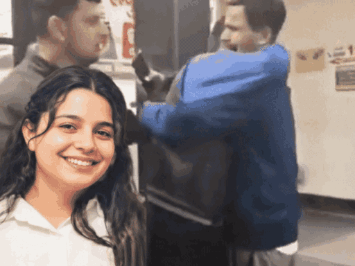 निकिता ने एयर हॉस्टेस का कोर्स किया हुआ था।