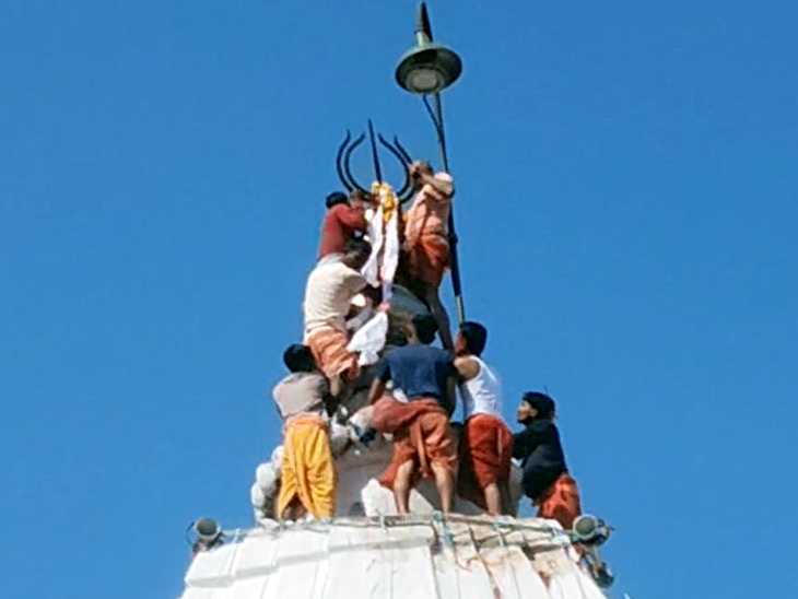 देवघर में पंचशूलों की विशेष पूजा, शिखरों पर पुनर्स्थापना:  बाबा बैद्यनाथ और मां पार्वती का हुआ गठबंधन, कल विशेष पूजा के बाद खुलेगा मंदिर का पट – Deoghar News