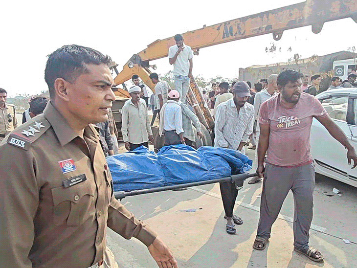 घटनास्थल पर लोगों की भीड़ जुट गई थी। पुलिस, प्रशासन के अधिकारी सब पहुंचे चुके थे। शवों को पोस्टमॉर्टम के लिए अस्पताल भिजवाया गया।