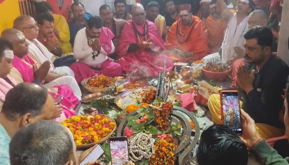 बैद्यनाथ मंदिर के प्रधान पुजारी सह सरदार पंडा गुलाबनंद ओझा ने षोडषोपचार विधि से मंत्रोच्चार के साथ पंचशूलों का विधिवत शुद्धिकरण एवं पूजन कराया।