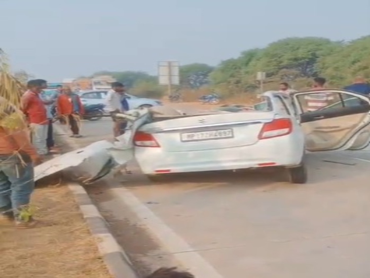 हादसे में कार की ऊपरी छत पूरी तरह उखड़ गई थी।