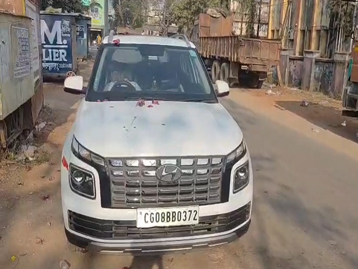 जिस गाड़ी में एसडीओ की लाश मिली वो राजनांदगांव पासिंग है।