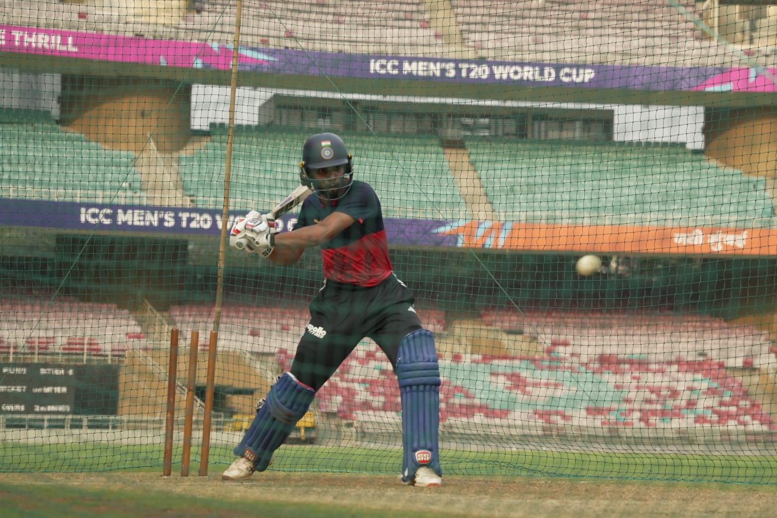 आरसीबी की ड्रेस में नेट में बैटिंग प्रैक्टिस करते कनिष्क चौहान।