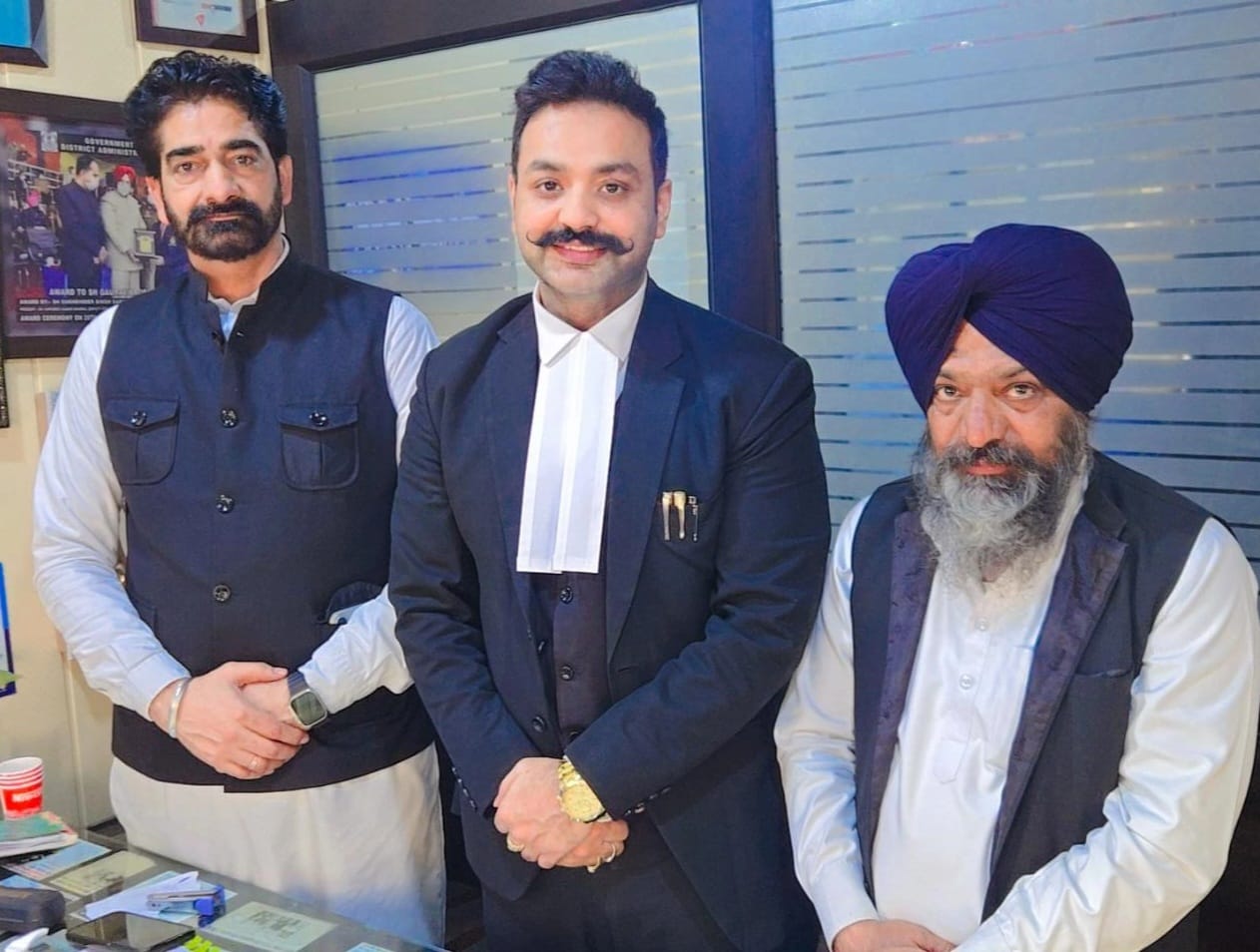 जमानत मिलने के बाद जानकारी देते हुए एडवोकेट गौरव अरोड़ा, हैप्पी शेरपुरिया व कुलवंत कांति