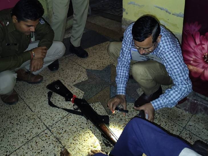 गोली पेट में लगकर पीठ से आर-पार निकल गई।