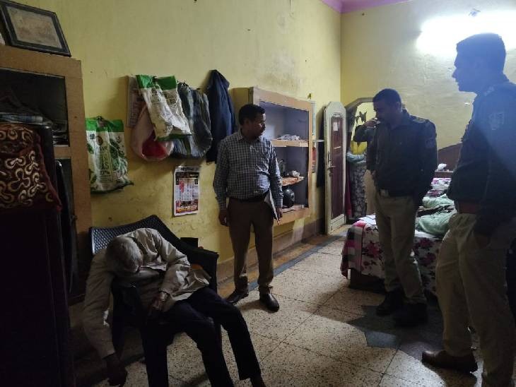 रामाधार ने कुर्सी पर बैठकर खुद को गोली मारी।