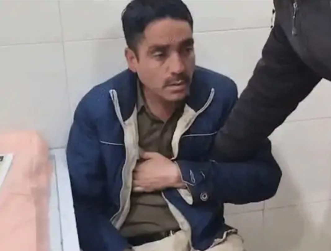 नशे की हालत में पकड़ा गया पुलिसकर्मी अमित कुमार।