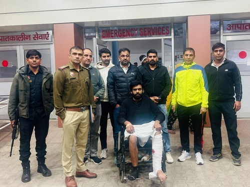 घायल बदमाश मूसा के घुटने से नीचे गोली लगी है।