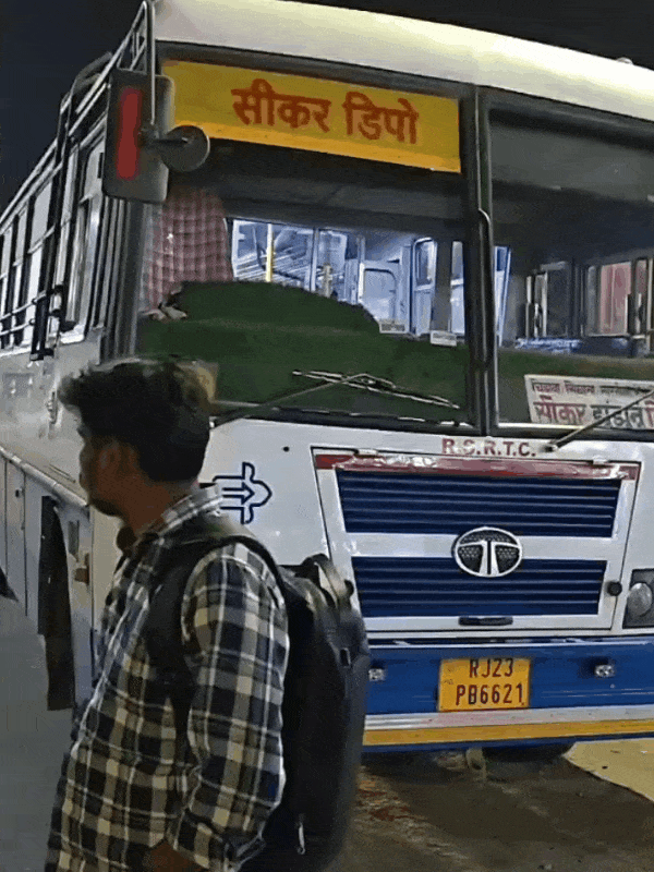 पुलिस ने दो रोडवेज बस और एक निजी बस के ड्राइवर को गिरफ्तार कर बसों को जब्त किया गया। वहीं यात्रियों को अन्य वाहनों से सुरक्षित रवाना किया गया।