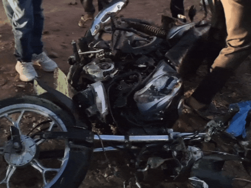 दुर्घटना के बाद बाइक के टुकड़े-टुकड़े हो गए और घायल को जिला अस्पताल झुंझुनू में लाकर इलाज किया गया जिसके बाद उसे रेफर किया गया।