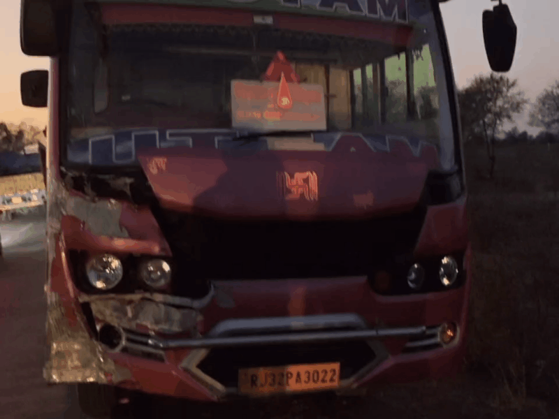 यह वह बस है जिससे बाइक की टक्कर हुई।