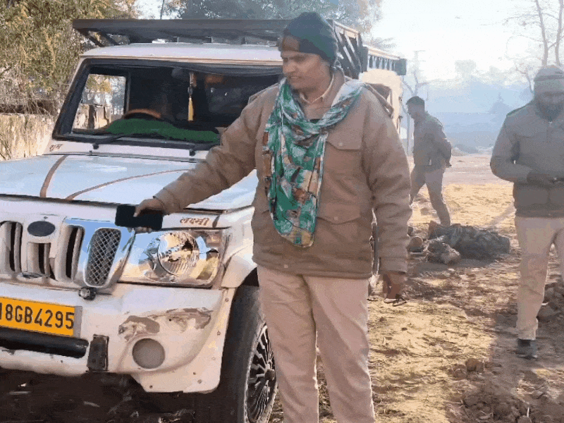 तस्करों ने सरकारी विभाग की गाड़ी को टक्कर मारी।