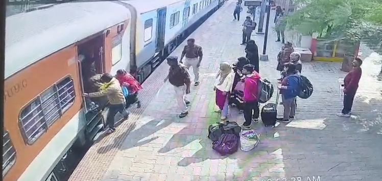 RPF Officer Saves Woman | Begusarai Train Accident VIDEO