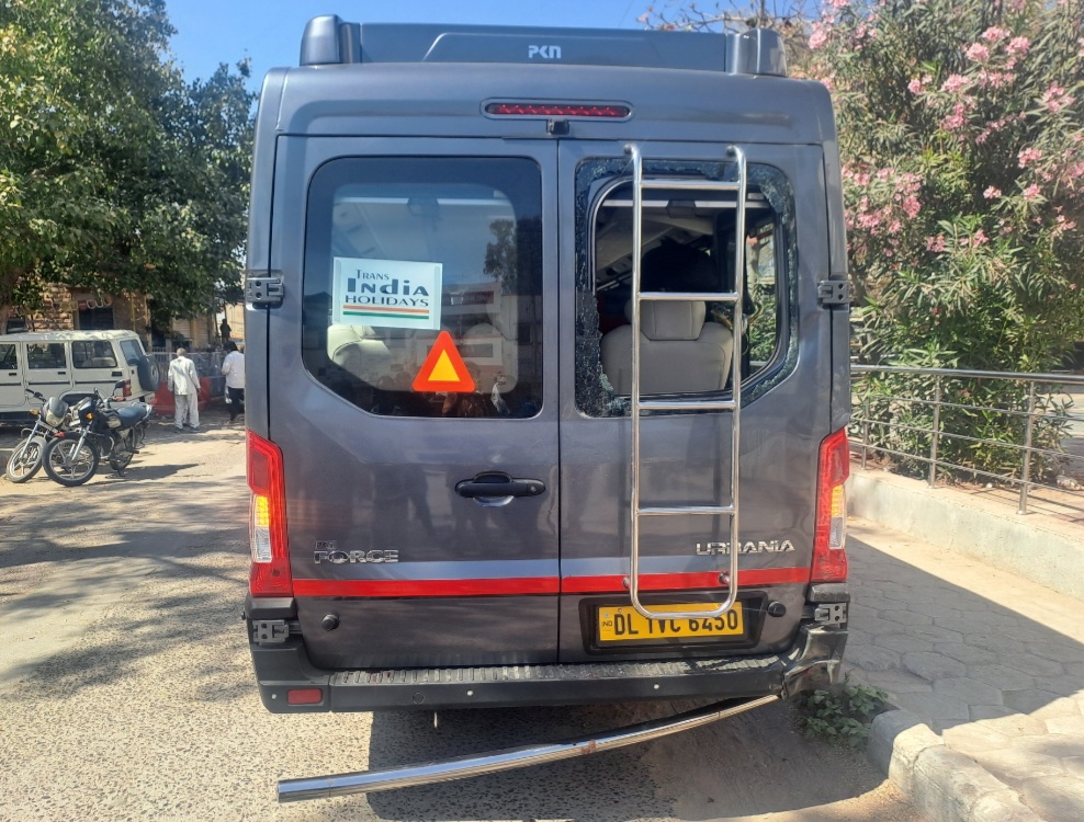 तस्वीर, उस ट्रवेलेर की है जो बाइक के आगे चल रही थी। इसी के अचानक ब्रेक लगाने के कारण हादसा हुआ।