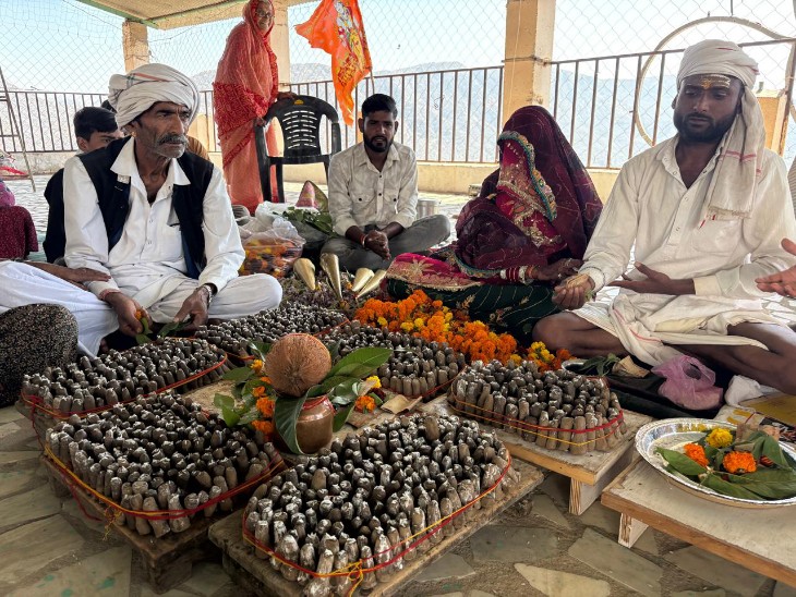 सीकर में अरावली की ऊंची पहाड़ी पर स्थित टपकेश्वर महादेव मंदिर में पं. आनंद भारती के सान्निध्य में शिवलिंग के 1008 पार्थिव विग्रह का पूजन किया जा रहा है।