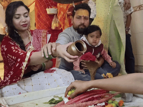 सीकर के राधा दामोदर मंदिर में भोलेनाथ का रुद्राभिषेक करते श्रद्धालु।