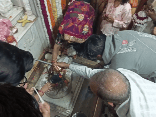 पशुपतिनाथ महादेव मंदिर में पूजा-अर्चना करने वाले श्रद्धालु लगातार आ रहे हैं।