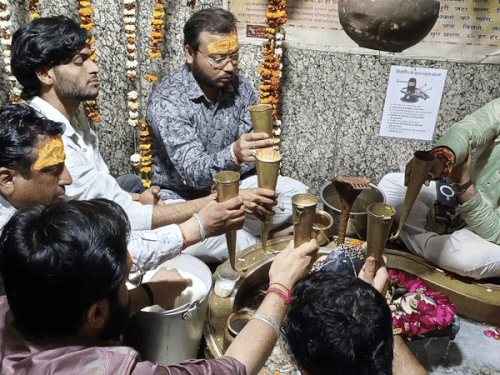 सीकर के कल्याण धाम में लगातार धार्मिक अनुष्ठान चल रहे हैं।