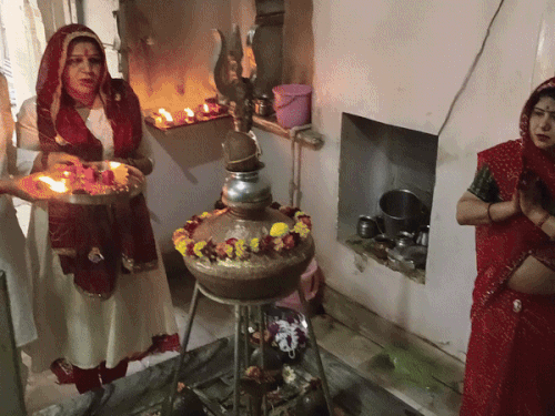 सीकर के गोविंददेव मंदिर में एकादश शिवलिंग की विशिष्ट पूजा का विशेष महत्त्व है। यहां एक ही जलहरी में 11 शिवलिंग विराजित हैं।