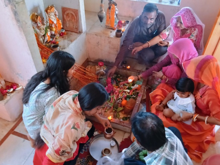 सीकर‌ जिले के नाथावतपुरा स्थित जोहड़ के शिव मंदिर में पूजा अर्चना करते श्रद्धालु। मंदिर में सुबह से ही लोगों की भीड़ जुटी रही। भक्तों ने जलाभिषेक किया और मन्नत मांगी।