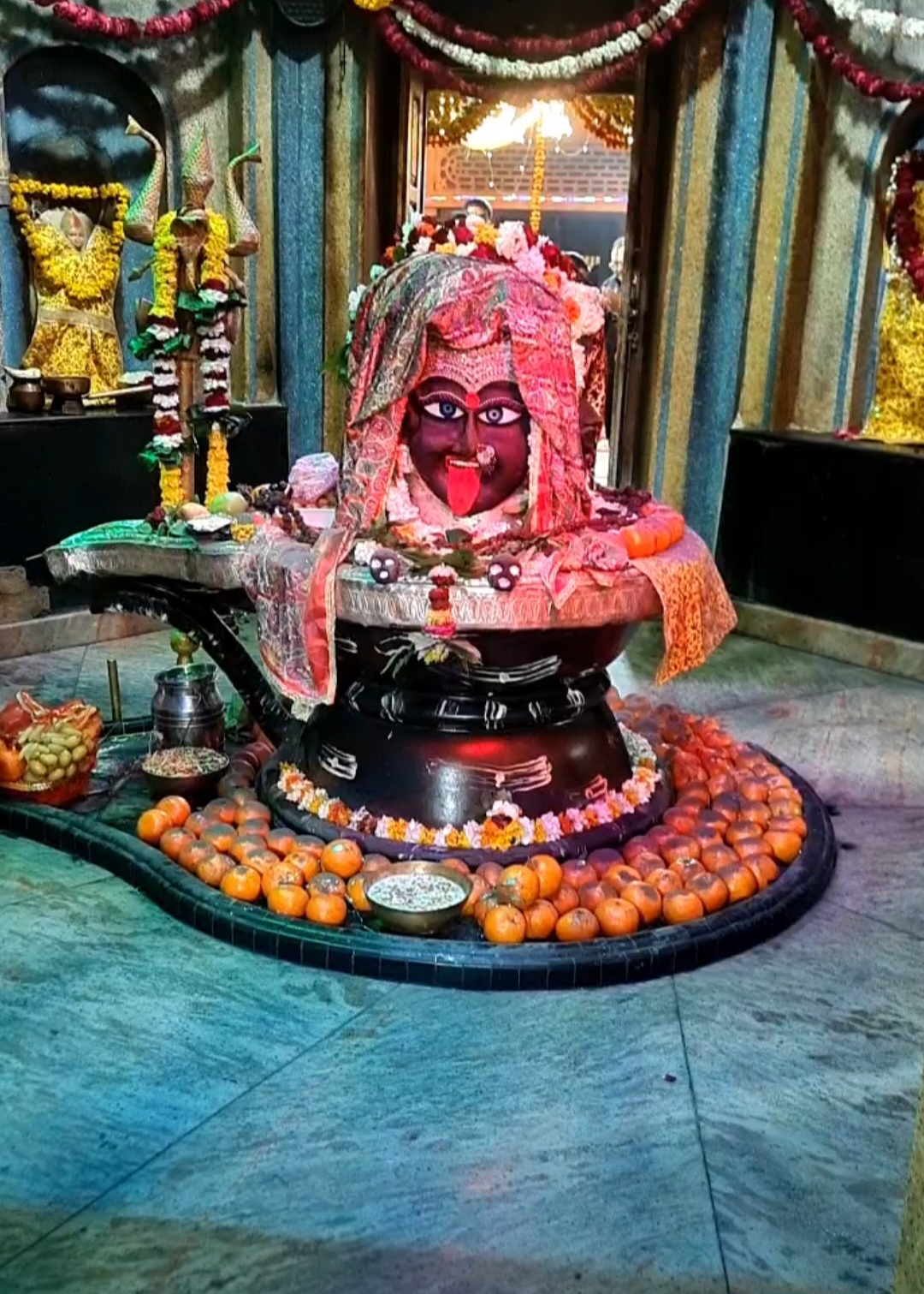 मनकामेश्वर मंदिर में रात 12 बजे विशेष भस्म आरती हुई।