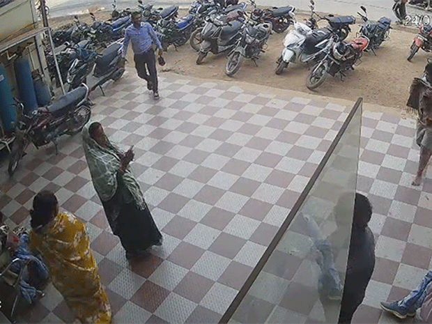 मामले की जानकारी मिलने के बाद युवती के परिजन बिहान अस्पताल पहुंचे।