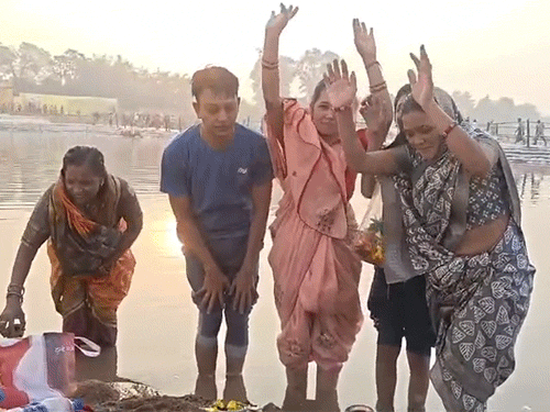 राजिम कुंभ कल्प में ब्रह्म मुहूर्त में श्रद्धालुओं ने त्रिवेणी के पवित्र संगम में आस्था की डुबकी लगाई।