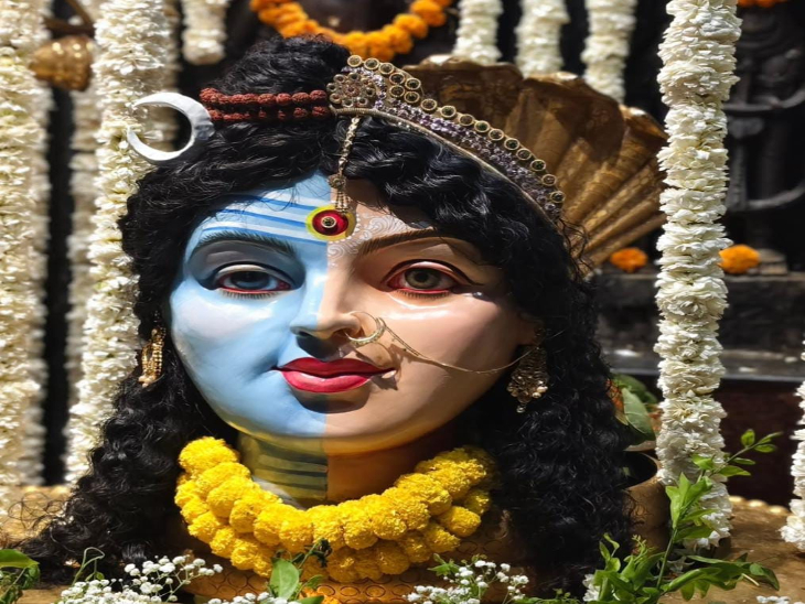रायपुर में महादेव घाट स्थित हटकेश्वरनाथ महादेव का अर्धनारीश्वर स्वरूप में श्रृंगार।