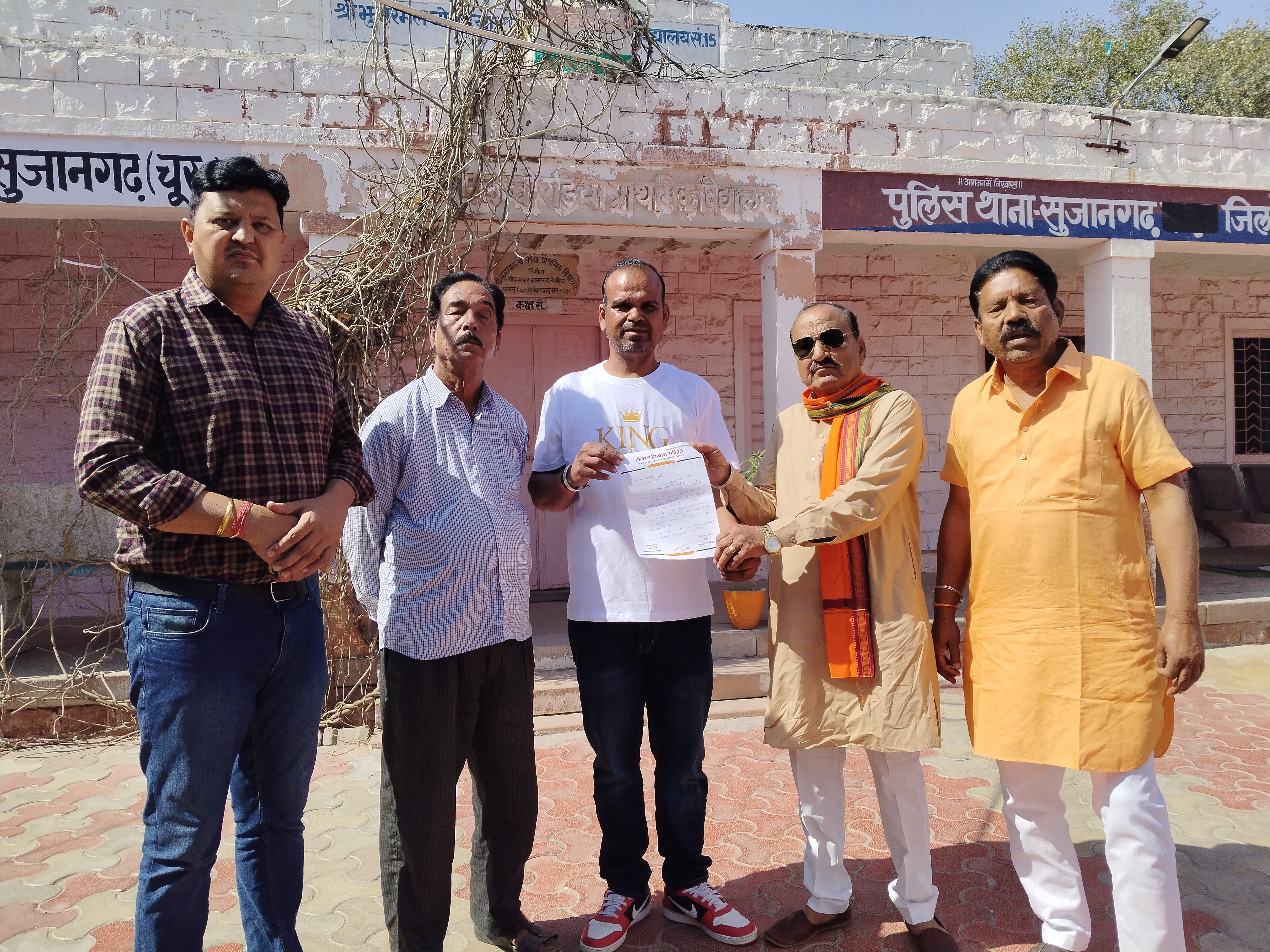 चोरी को लेकर थाने में दी रिपोर्ट।