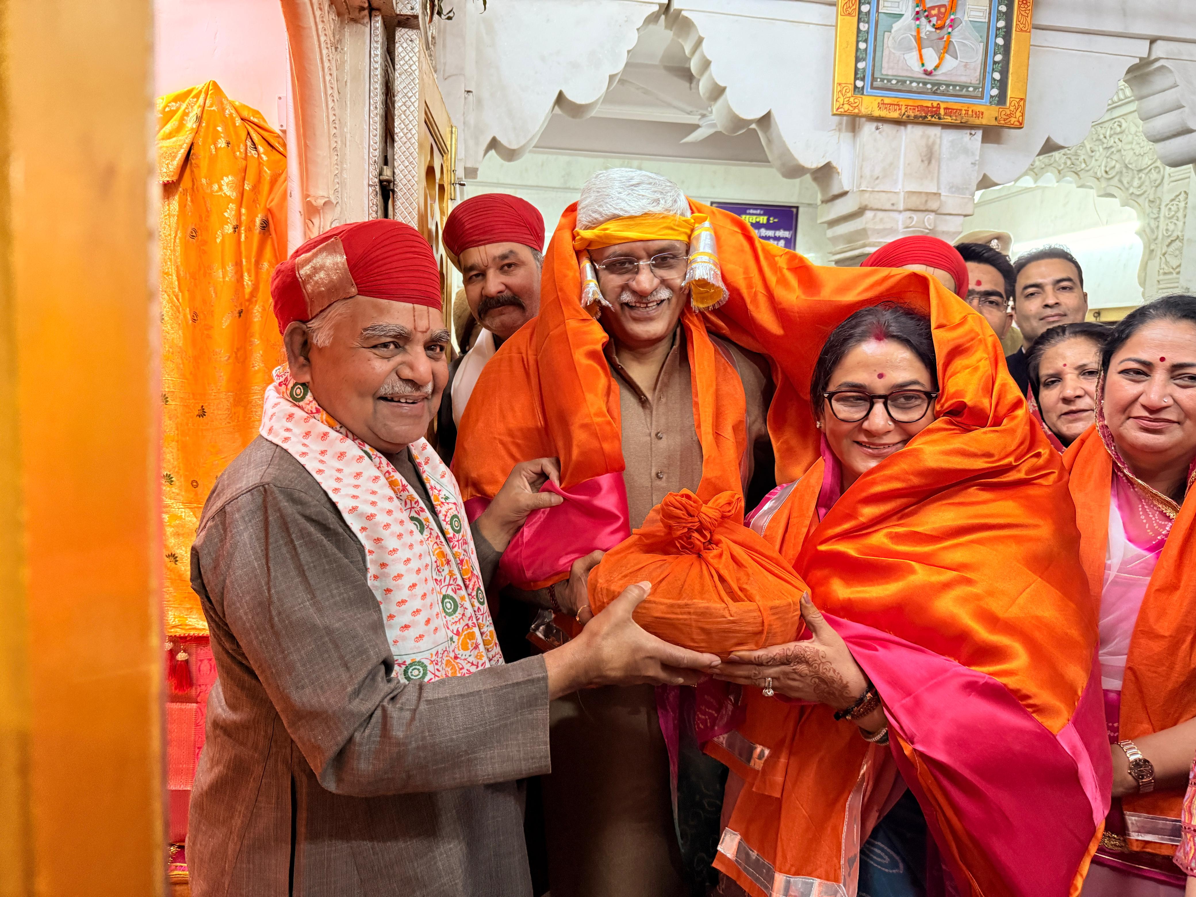 केन्द्रीय मंत्री गजेंद्र सिंह शेखावत का मंदिर परम्परानुसार किया गया।