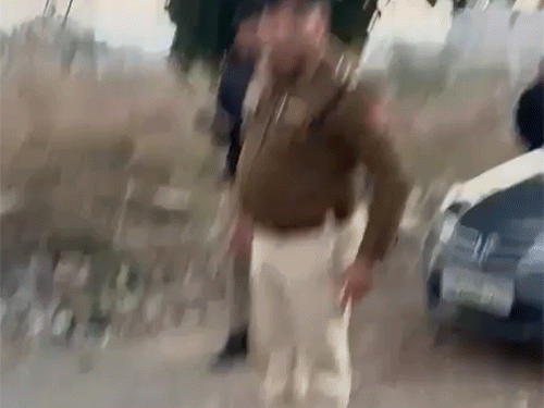 SI बोला-प्रधानमंत्री तक शिकायत कर दे… चालान तो करूंगा, VIDEO:  हरियाणा में बैंक मैनेजर से भिड़ा, ₹8000 का चालान काटा; कहा- ‘तू बड़ा अफसर हो गया क्या’ – Hansi News