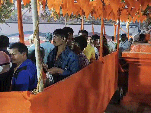 भगवान श्री कुलेश्वरनाथ के दर्शन के लिए सुबह लंबी कतार लगी थी।