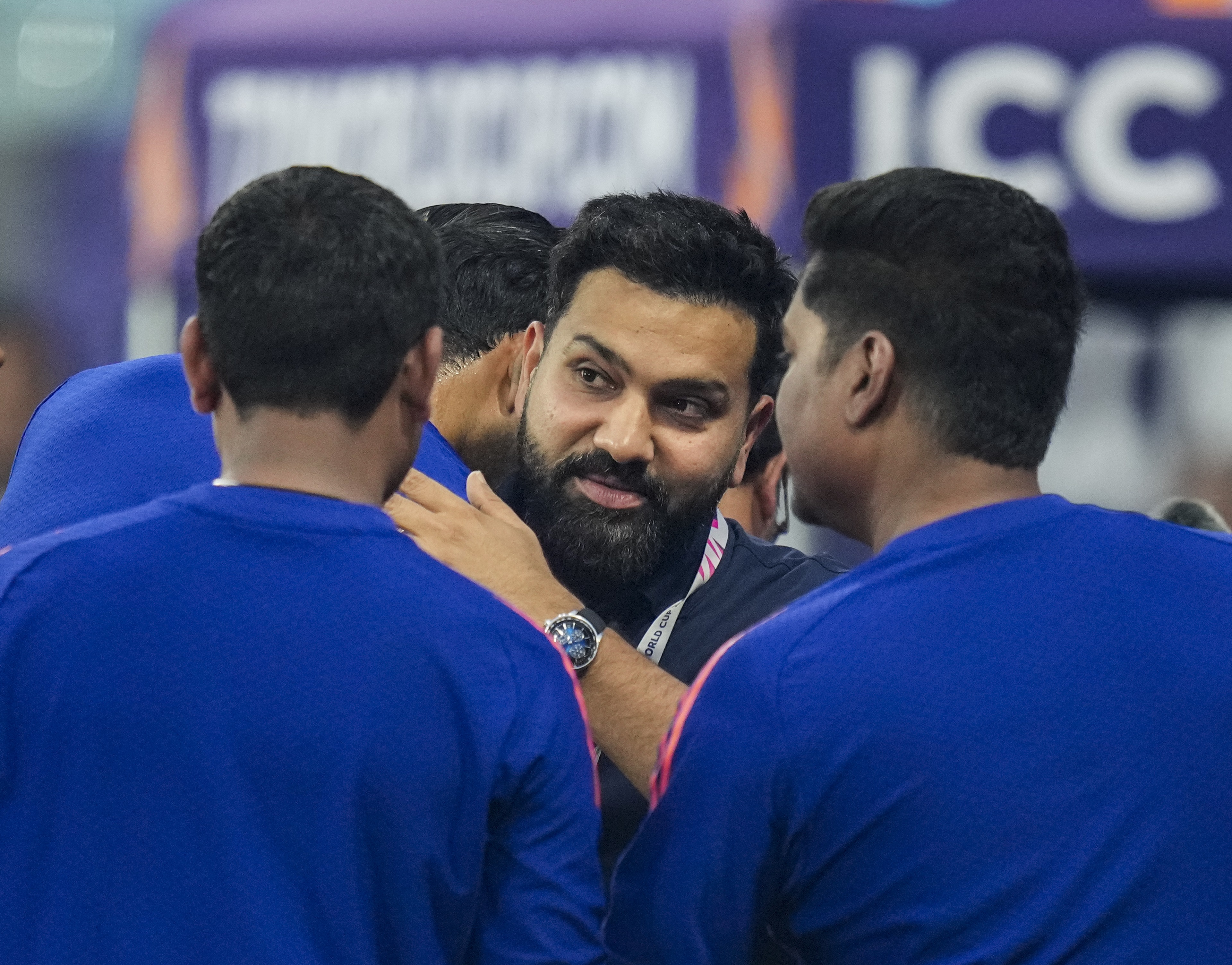 पूर्व भारतीय कप्तान रोहित शर्मा टीम इंडिया को सपोर्ट करने पहुंचे। उन्होंने प्लेयर्स को गले लगाया।