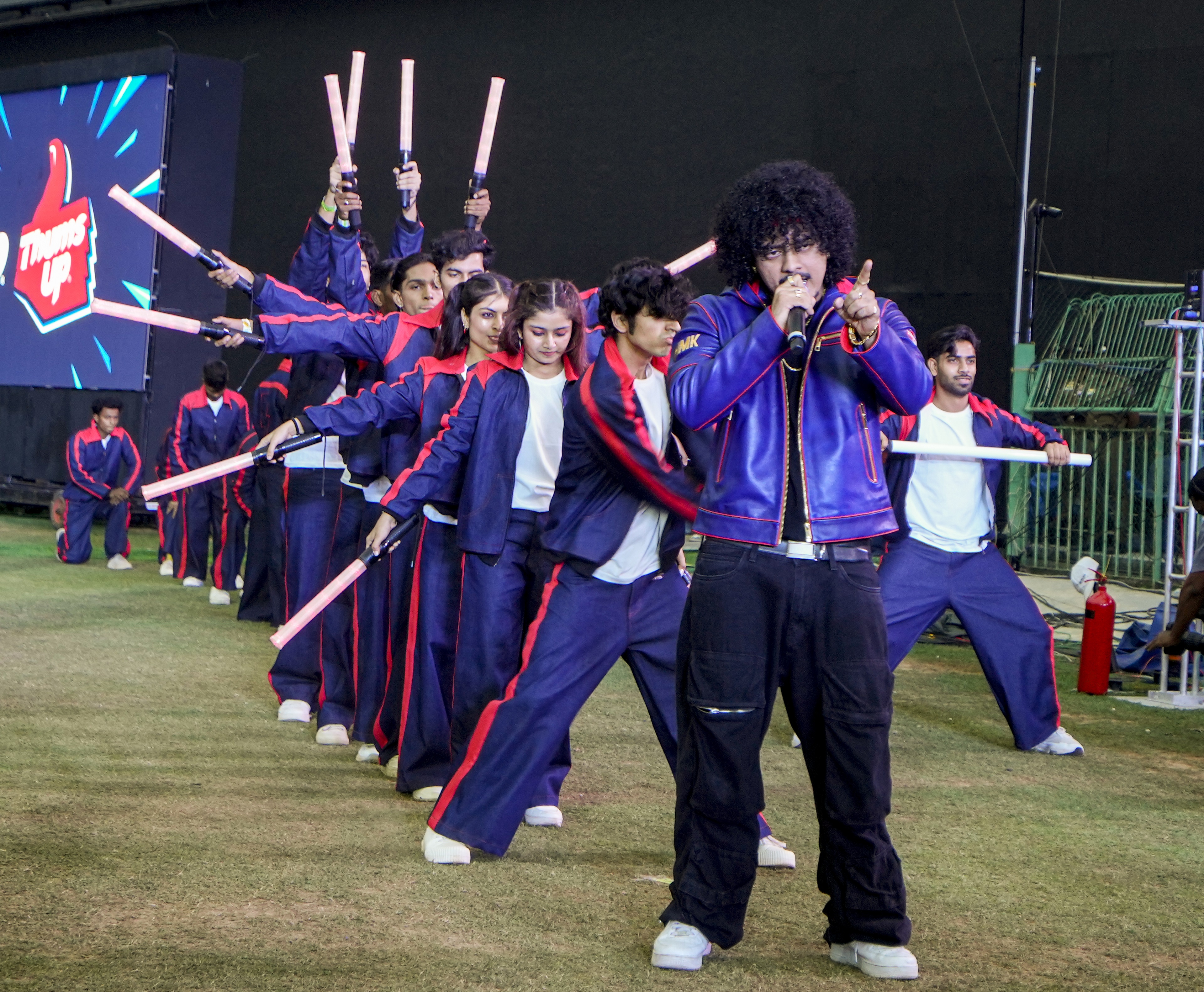 टॉस से पहले धुरंधर फिल्म के सिंगर हनुमानकाइंड ने परफॉर्म किया।