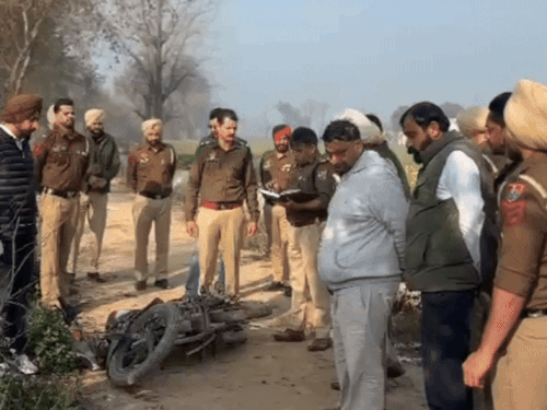 एनकाउंटर के बाद पड़ी आरोपियों की बाइक