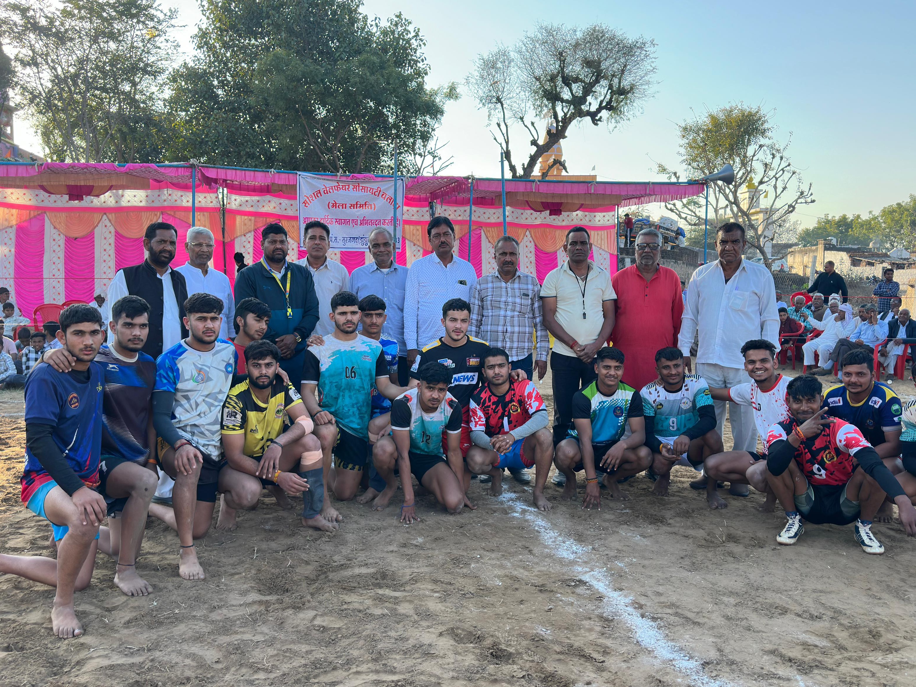 ग्रामीणों ने तालियों और जयकारों से खिलाड़ियों का उत्साह बढ़ाया