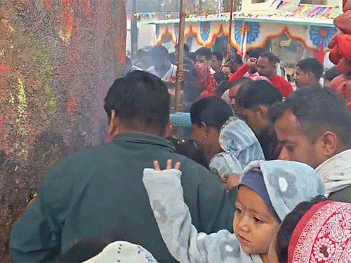 भूतेश्वर नाथ मंदिर में भक्तों की भारी भीड़ पहुंच रही है।