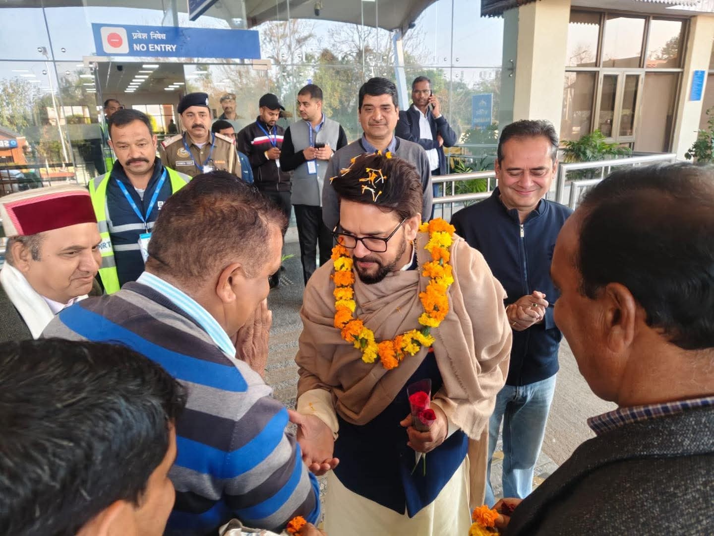 सांसद अनुराग सिंह ठाकुर का स्वागत करते लोगों की फोटो।